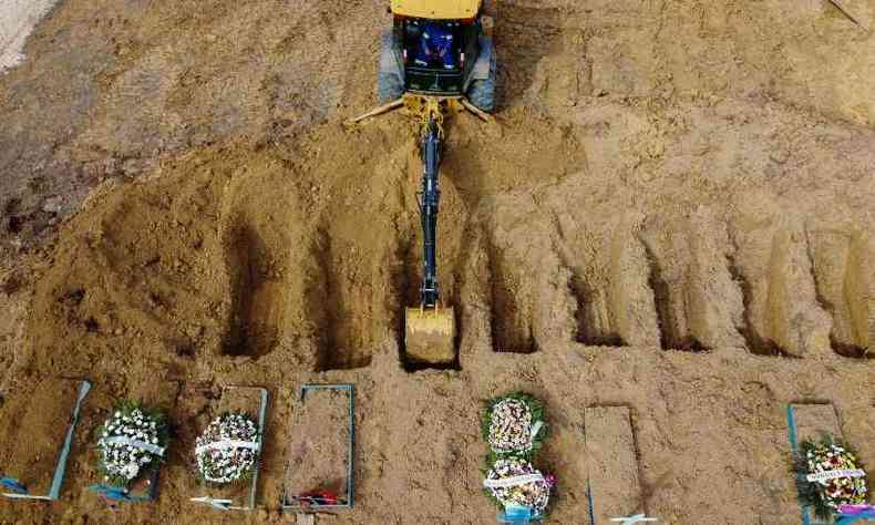 Vista area de um trator cavando sepulturas em uma rea de cemitrio em Manaus, Amazonas (08/01/2021). Descontrole da COVID-19 no Brasil  notcia em todo o mundo(foto: Michael Dantas/AFP)