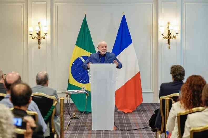 Lula discursando na Frana