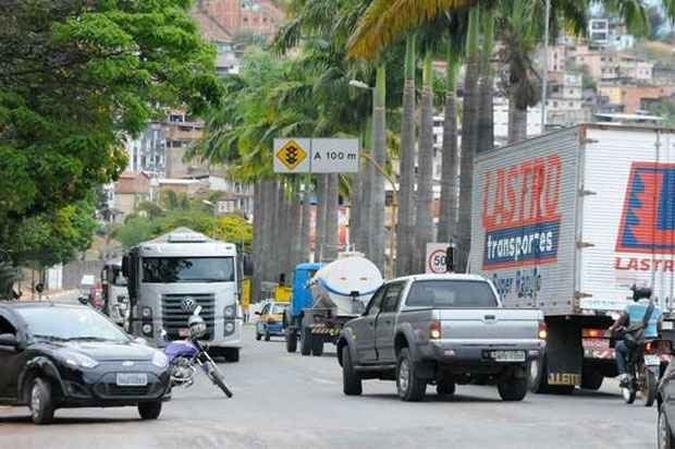 Trecho que atravessa a �rea urbana de Manhua�u � um dos mais acidentados(foto: Beto Magalh�es/EM/D.A Press)
