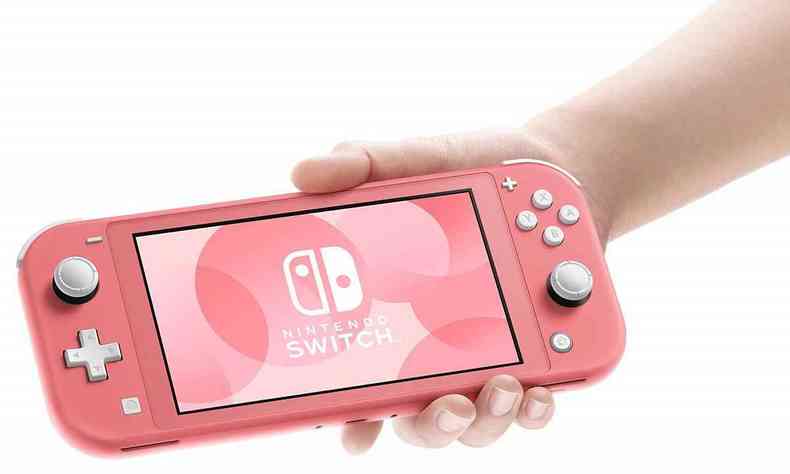 Uma mo segurando um Nintendo Switch Lite rosa