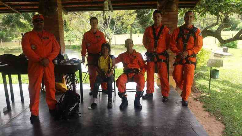 Equipe dos Bombeiros que conseguiu resgatar a aventureira gaucha(foto: Divulgao/Bombeiros)