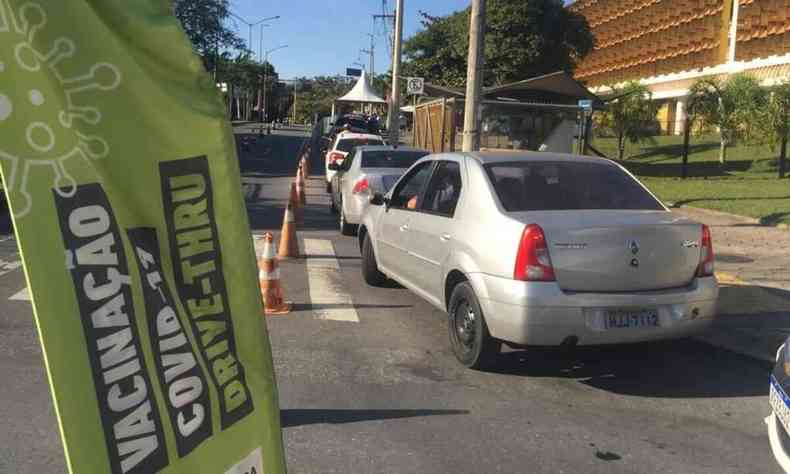 Carro em drive-thru de vacinao contra a COVID-19