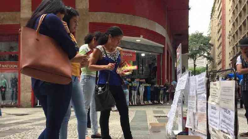 Na Rua Baro de Itapetininga, em So Paulo, vagas de emprego so expostas na rua e em postes(foto: BBC)