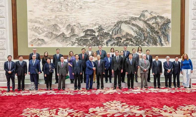 Lula com o Presidente da Assembleia Popular Nacional da China, Zhao Leji. acompanhados de vrias autoridades brasileiras e chinesas, no Grande Palcio do Povo, em Pequim 