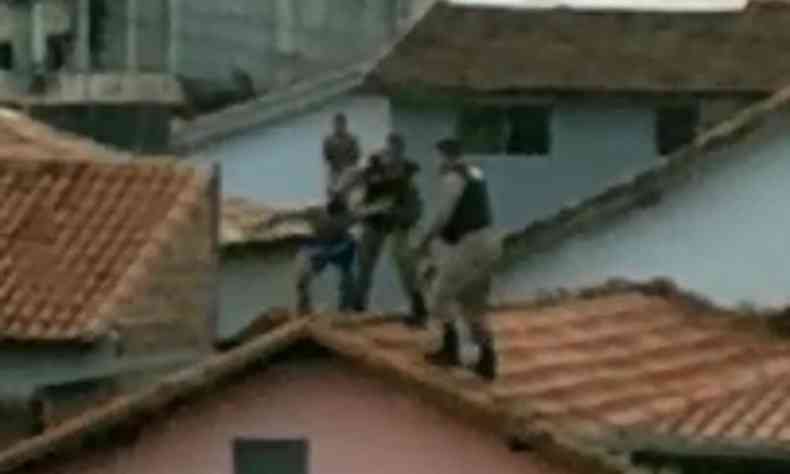 Homem sendo preso no telhado