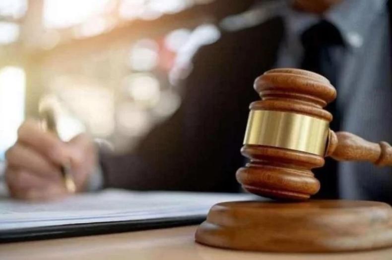 Além da pena privativa de liberdade, homem foi condenado a pagar R$ 50 mil a título de indenização para os familiares da vítima(foto: Chalirmpoj Pimpisarn/iStock) Martelo