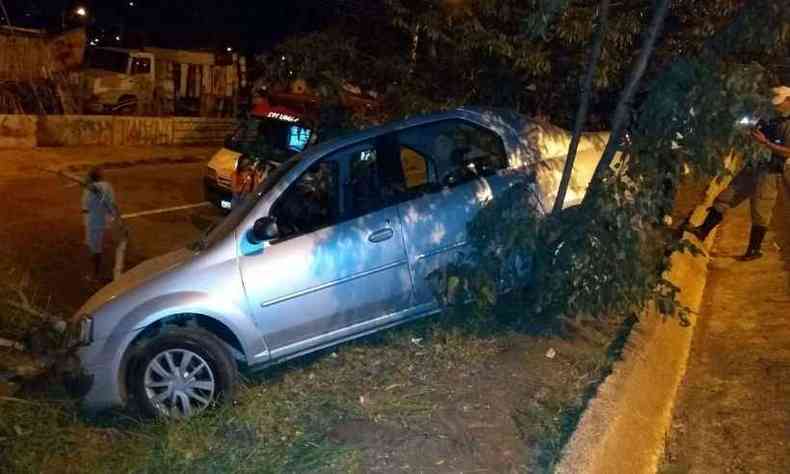Carro parou no canteiro central da rodovia depois de bater em uma rvore(foto: Polcia Militar (PM) / Divulgao)