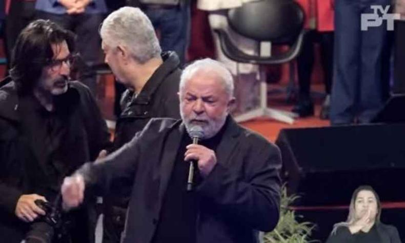 Lula fala ao microfone durante evento de pr-campanha em Porto Alegre