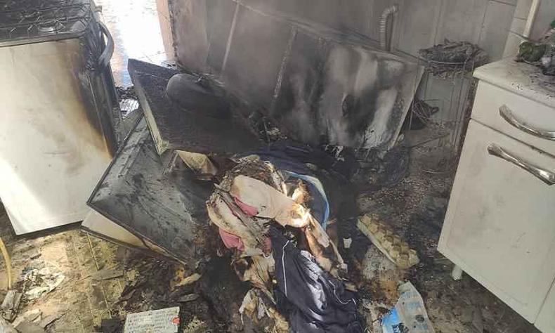 Cozinha destruda por incndio em Entre Rios de Minas