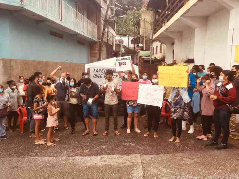 Moradores do Beco Fagundes, em Betim, em protesto