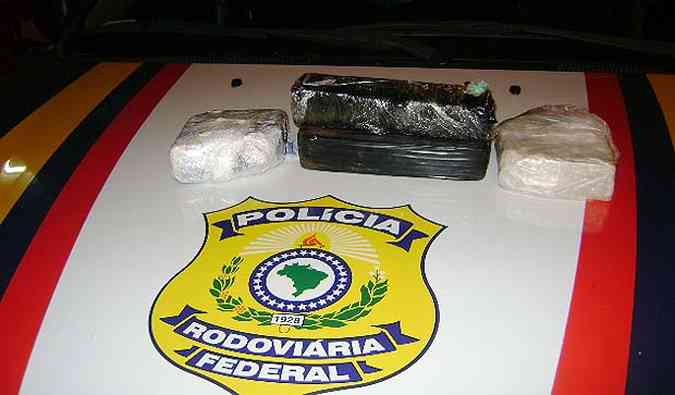 Droga estava escondida em um compartimento do cinto de segurana(foto: Polcia Rodoviria Federal (PRF)/Divulgao)