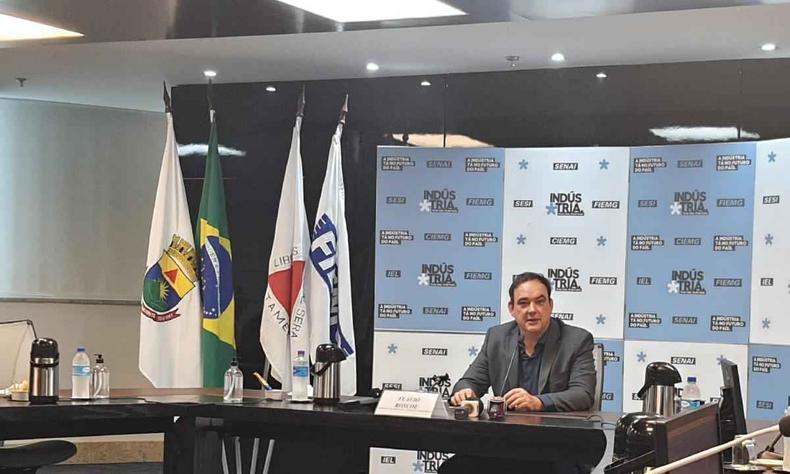 Flvio Roscoe sentado em uma mesa durante coletiva de imprensa na sede da Fiemg, em Belo Horizonte