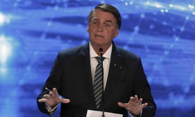 Jair Bolsonaro fala ao microfone