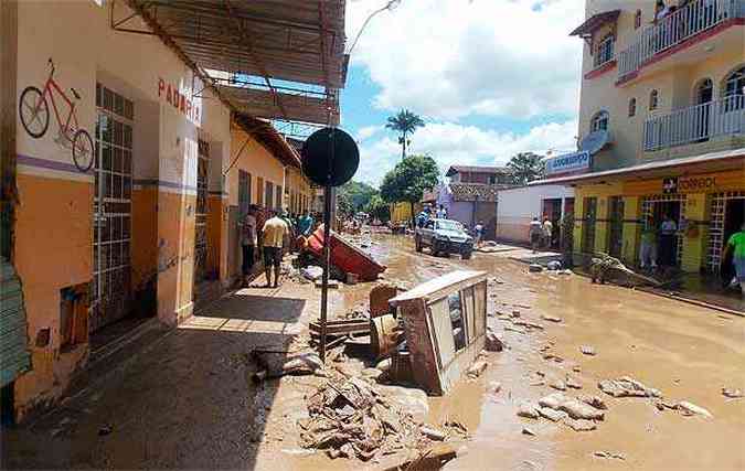 Rio que corta a cidade subiu mais de trs metros e inundou casas e comrcios(foto: Luiz Fernando Alves/Divulgacao)