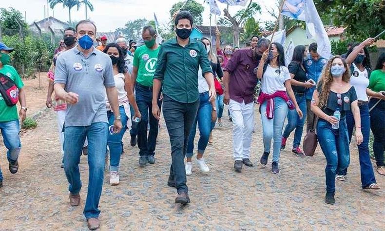 Éder Detrez (DEM) e Daniel Sucupira (PT), a frente de uma caminhada durante a campanha eleitoral 2020(foto: Reprodução redes sociais) Éder Detrez (DEM) e Daniel Sucupira (PT), a frente de uma caminhada durante a campanha eleitoral 2020(foto: Reprodução redes sociais)