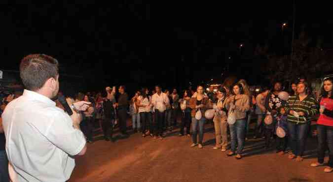 Moradores fizeram orao em homenagem aos mortos na tragdia(foto: Marcos Michelin/EM/D.A Press)