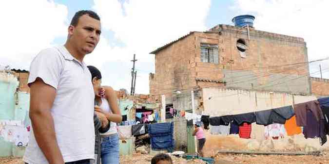 Ao lado da família, nilson alega que não consegue outro imóvel por R$ 50 mil(foto: Jair Amaral/EM/DA Press)