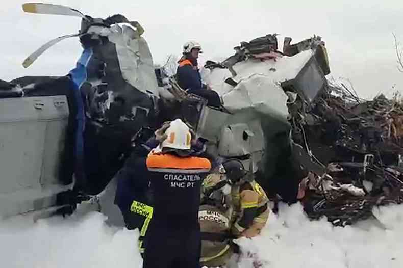 Equipe de resgate tenta resgatar corpos dos 16 mortos em acidente de avião na Rússia