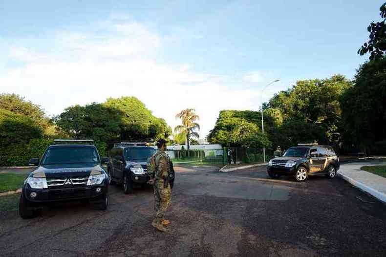 A Polcia Federal esteve na residncia oficial do presidente da Cmara dos Deputados, Eduardo Cunha, no Lago Sul em Braslia, para cumprir mandados de busca e apreenso(foto: Marcelo Camargo/Agncia Brasil)