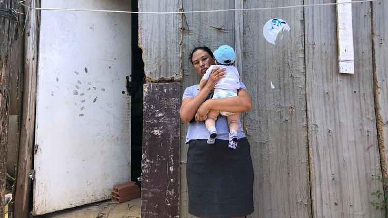 Suzane de Oliveira mora com os cinco filhos em um pequeno barraco na zona sul de São Paulo(foto: Leandro Machado) Suzane Cristina