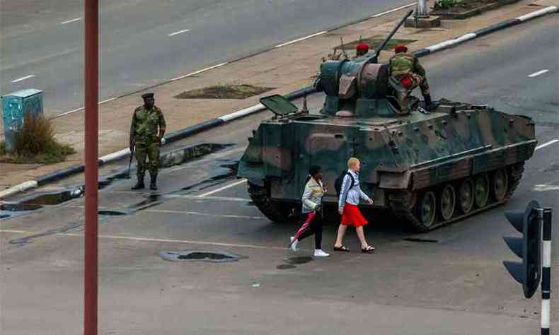 Militares negam golpe, mas ocupam as ruas e prdios pblicos(foto: AFP / Jekesai NJIKIZANA )