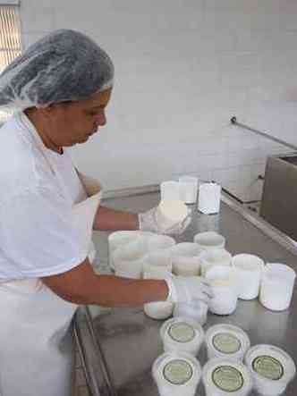 Denize Viana capricha no preparo dos queijos artesanais certificados, que agora esto aptos para a conquista de novos mercados(foto: Edesio Ferreira/EM/D.A Press)