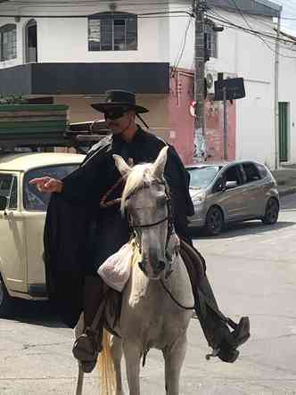 Caio, o Zorro que parou o trnsito(foto: Reproduo/ Instagram)