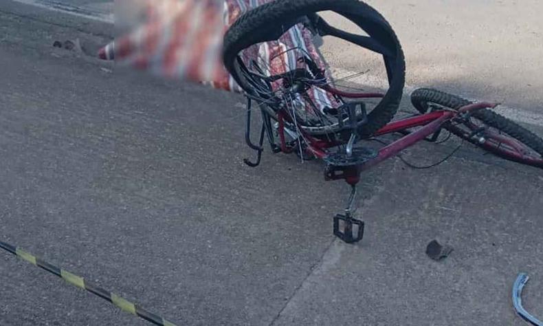 Conforme SAMU, o ciclista morreu no local(foto: Reprodução Redes Sociais) imagem de bicicleta vermelha destroçada por carreta