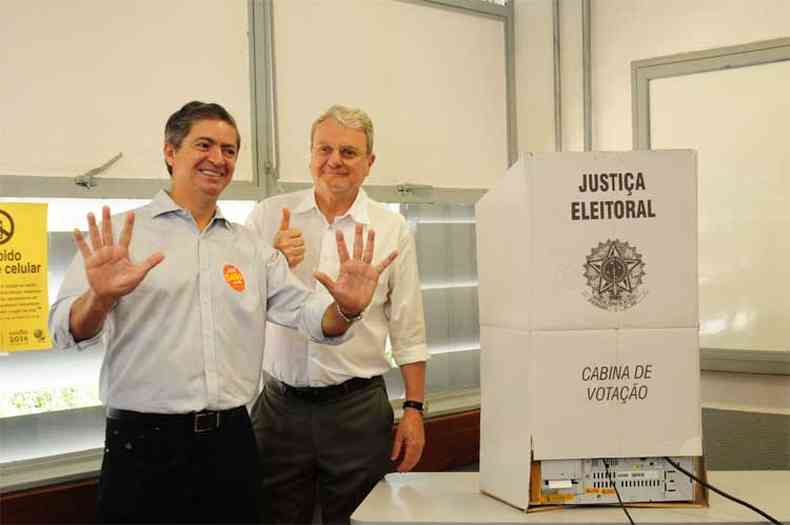 Dlio Malheiros (PSD) votou no Colgio Estadual Central, acompanhado do prefeito Marcios Lacerda(foto: Gladyston Rodrigues/EM/D.A Press)