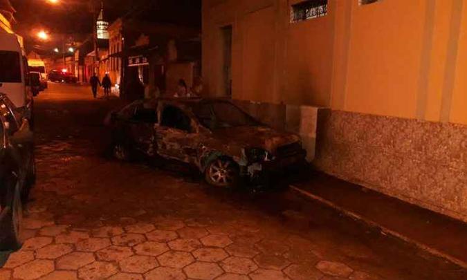 Moradores tentaram apagar as chamas, mas sem sucesso(foto: Corpo de Bombeiros/Divulgação) Moradores tentaram apagar as chamas, mas sem sucesso(foto: Corpo de Bombeiros/Divulgação)