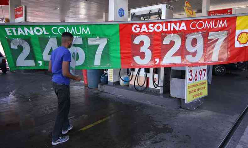 Os combustveis so os nicos produtos vendidos com preos de trs dgitos(foto: Edsio Ferreira/EM/D.A Press)