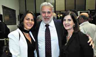 O diretor Comercial e Marketing dos Diarios Associados MG, Mrio Pinto Neves Filho, e homenageado com o titulo de cidado honorrio da capital mineira na Cmara Municipal. Na foto, Denise Botelho, Mrio Neves e Patrcia Avelar.(foto: Viviane Martins/divulgao)