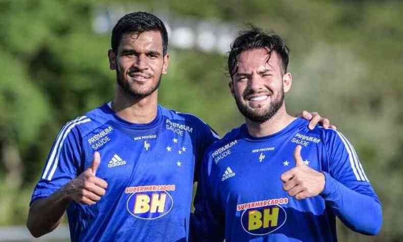 Matheus ndio e Giovanni durante treino do Cruzeiro em Atibaia, no ltimo dia 12. Angulo busca se recuperar de leso muscular (foto: Gustavo Aleixo/Cruzeiro)