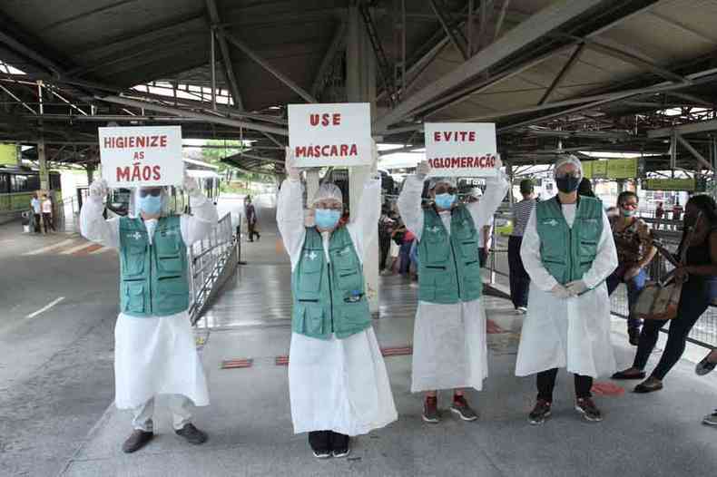 Com a falta de oxignio nos hospitais de Manaus, pacientes graves so transferidos de avio para outros estados (foto: MICHAEL DANTAS/AFP)