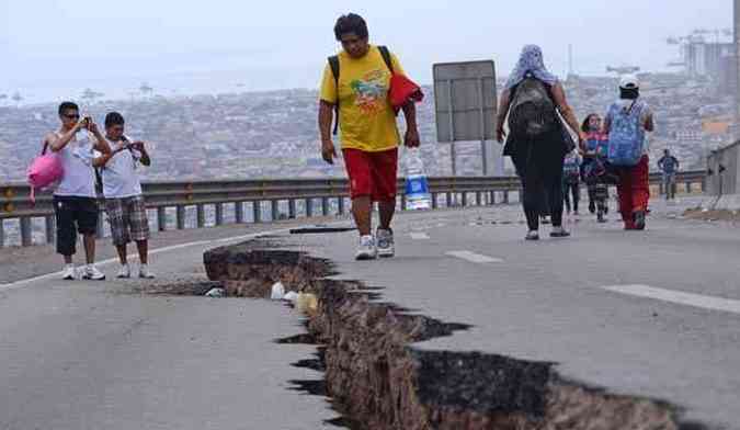 Estrada na cidade Chilena de Iquique se partiu ao meio e chamou ateno (foto: ALDO SOLIMANO/AFP)