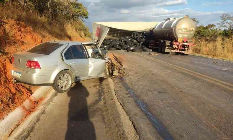 acidente entre caminho, carreta e carro causa vazamento de etanol e fecha BR-365