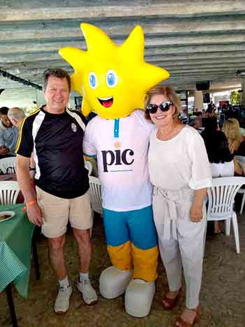 O presidente do PIC, Wilson Alvarenga, com a mulher, Lucinha, e Astro, o mascote do clube(foto: Cida Martins/Divulgao)