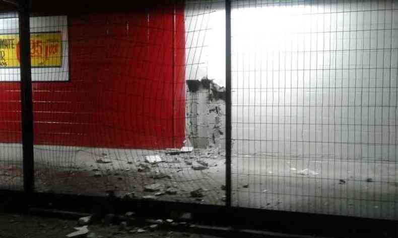 Parede dava acesso ao cofre do supermercado e parte da estrutura foi danificada (foto: Polcia Militar/ Divulgao)