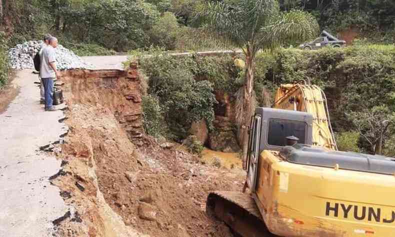 Mquinas em obra de uma estrada totalmente derrubada