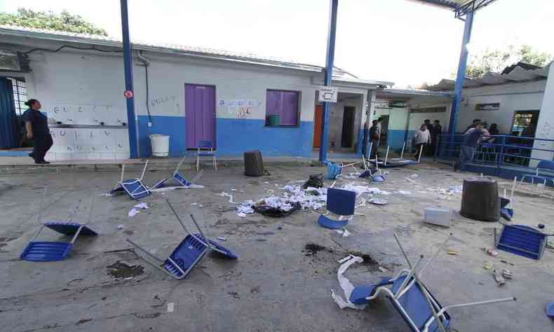 Imagem mostra escola vandalizada em Contagem
