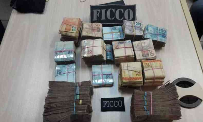 Dinheiro apreendido com homem no Tringulo Mineiro(foto: Divulgao/Polcia Federal em Uberaba)