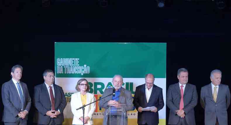 Lula, Alckmin e Gleisi entre os novos ministros Haddad, Dino, Mucio e Costa lado a lado