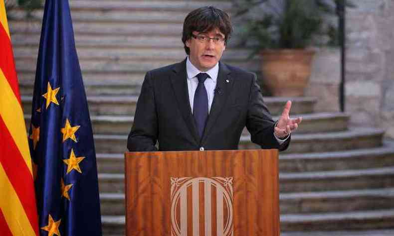 Verso por escrito de seu pronunciamento foi divulgada e tem a assinatura de 'Carles Puigdemont', presidente da Generalitat (governo) da Catalunha(foto: JORDI BEDMAR/AFP )