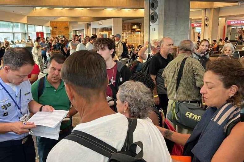 Cena ilustra as ltimas conferncias na lista de 207 passageiros brasileiros que embarcaram em Tel Aviv nesta sexta,
