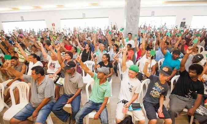 Cerca de 190 famlias participaram da assembleia geral neste sbado (foto: Thiago Fernandes/ divulgao)
