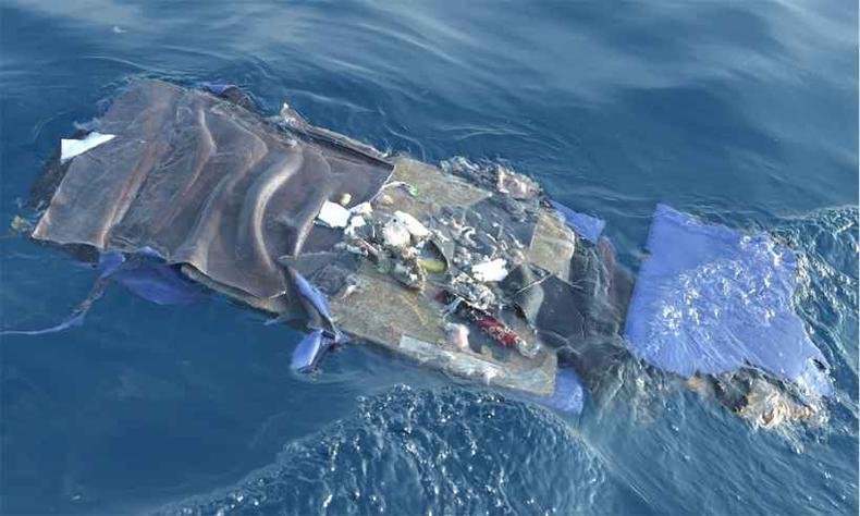 Fam�lias desesperadas aguardavam informa��es no aeroporto de Pangkal Pinang. (foto: ADEK BERRY / AFP )