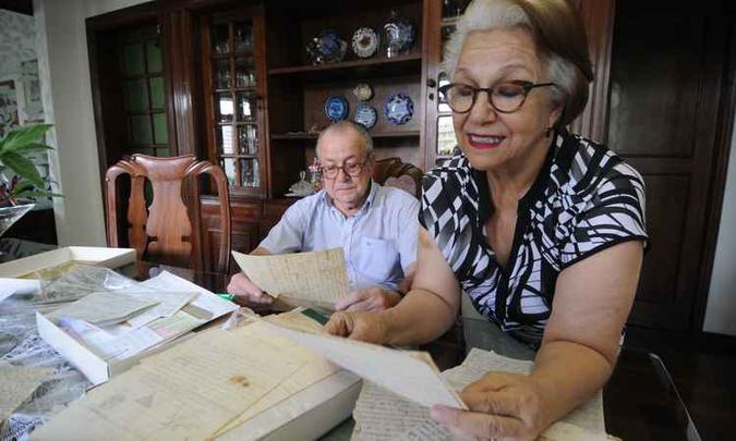 O engenheiro Abílio e a pesquisadora Maria do Carmo guardam mais de 100 cartas da família(foto: Beto Novaes/EM/D.A Press) O engenheiro Abílio e a pesquisadora Maria do Carmo guardam mais de 100 cartas da família(foto: Beto Novaes/EM/D.A Press)