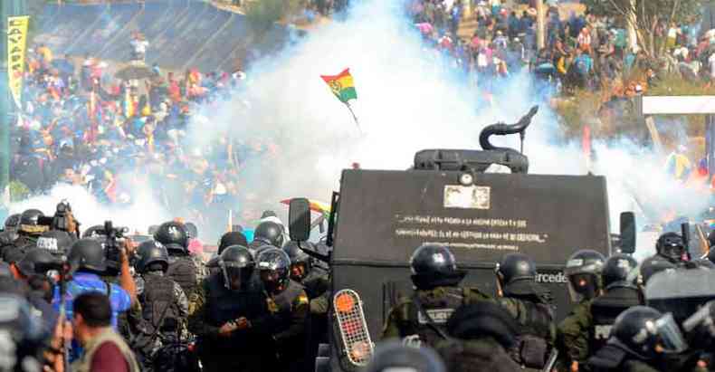 Foras Armadas impediram passagem de manifestantes em uma ponte em Cochabamba ontem (foto: Fotos AFP/STR)