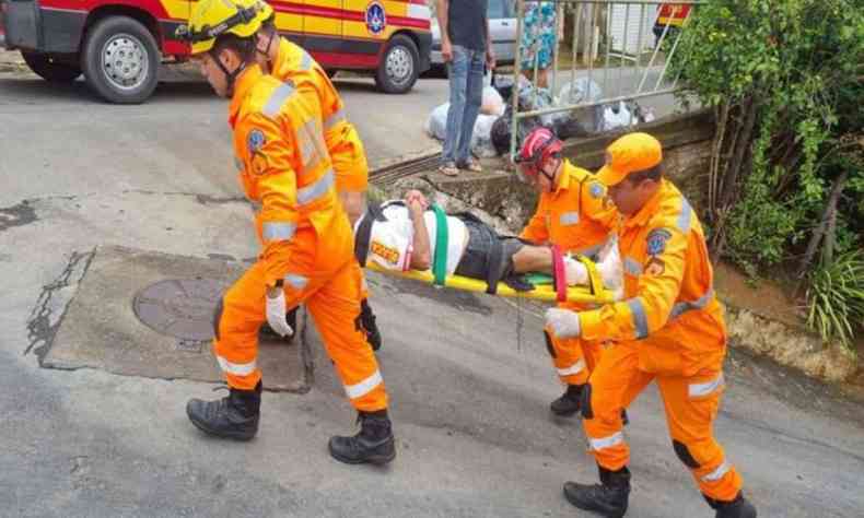 Homem foi levado ao hospital com fratura exposta