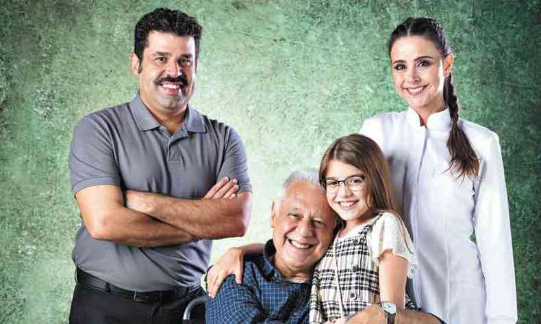 Alexandra Martins, a enfermeira Leila (D), contracena com Marcelo Flores, Antonio Fagundes e Valentina Vieira em Bom sucesso (foto: Joo Cotta/Globo)